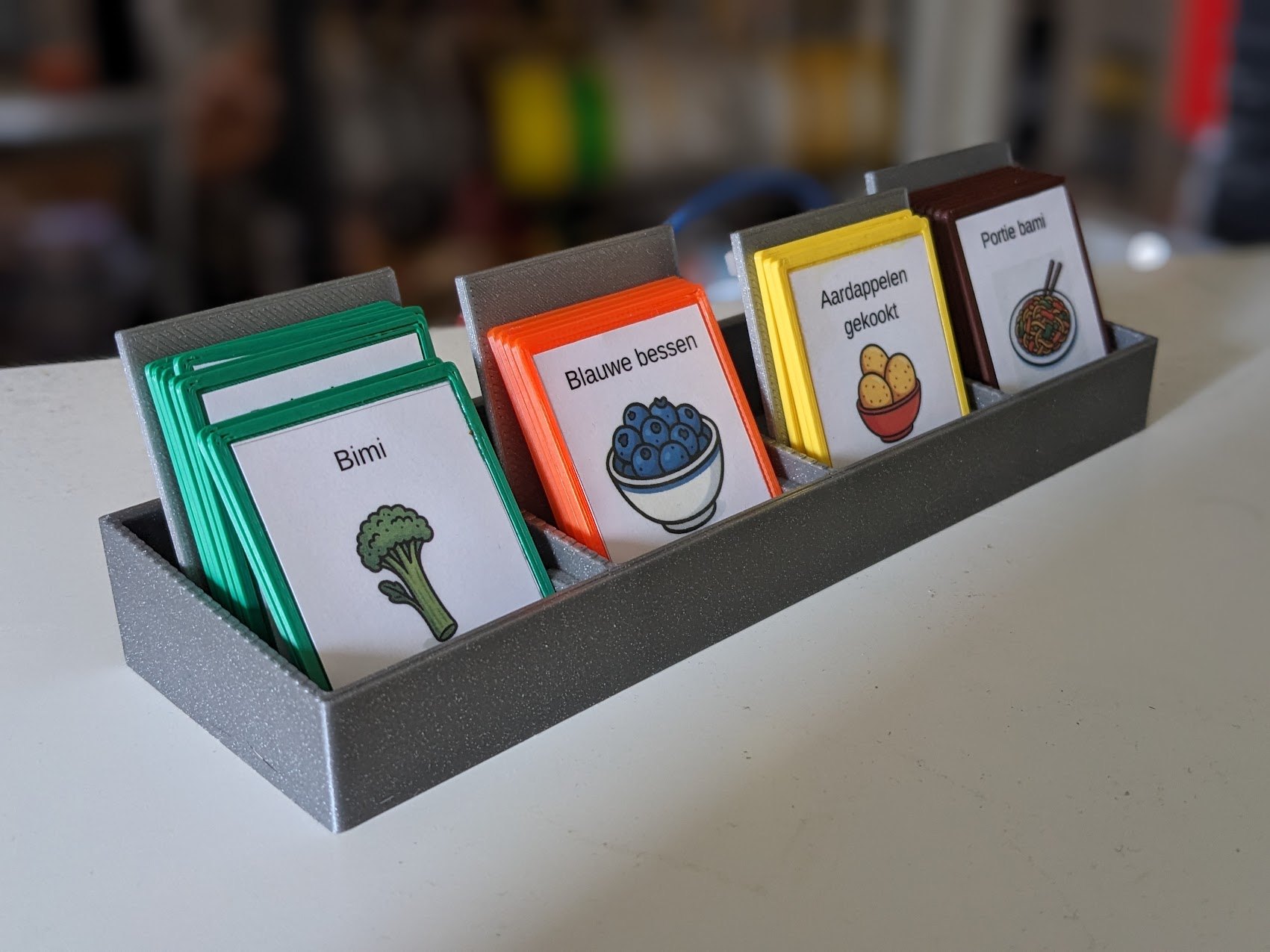 Kaartjes met etenswaren in een opbergvak