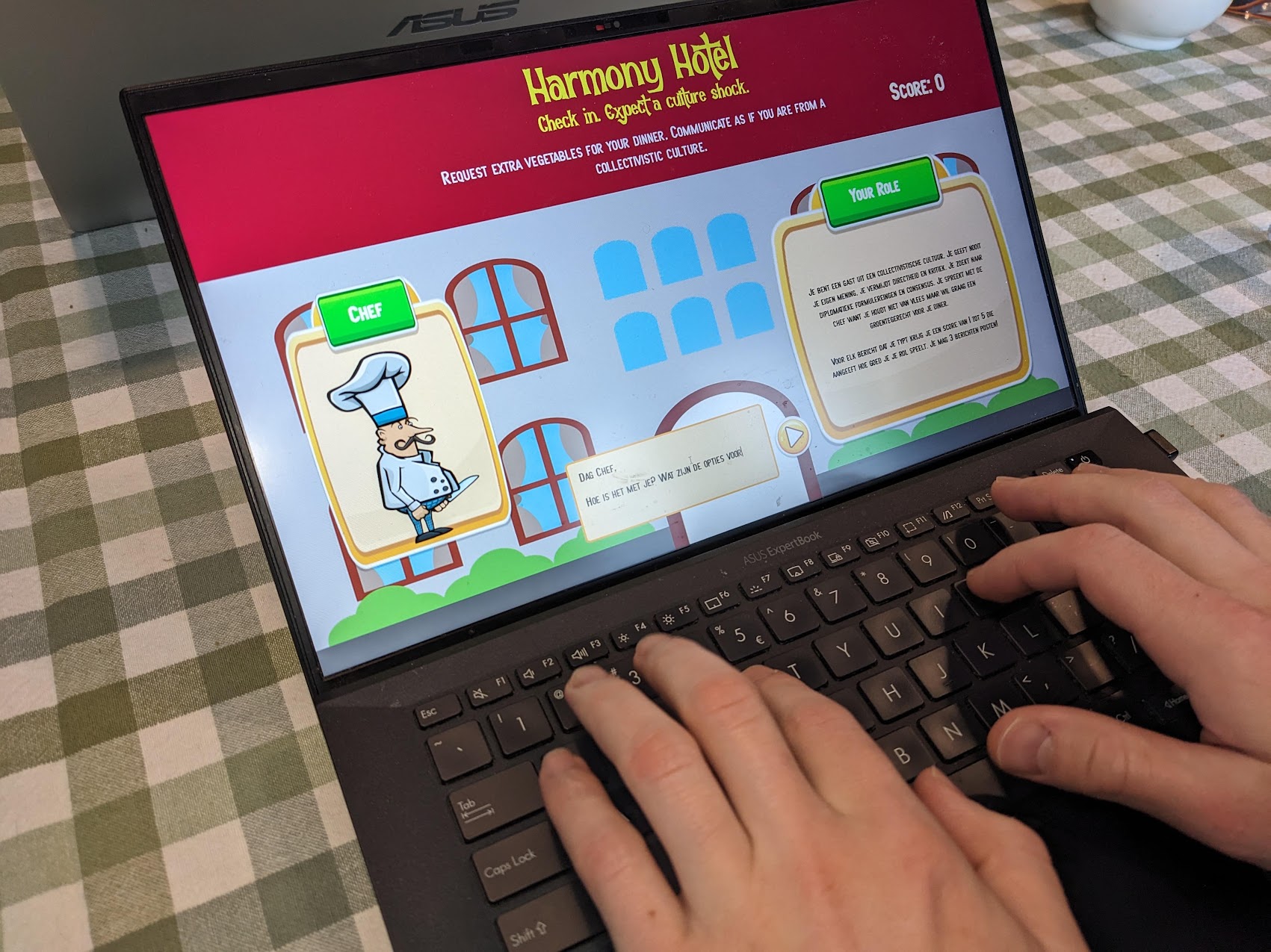 Iemand speelt Harmony Hotel op een laptop