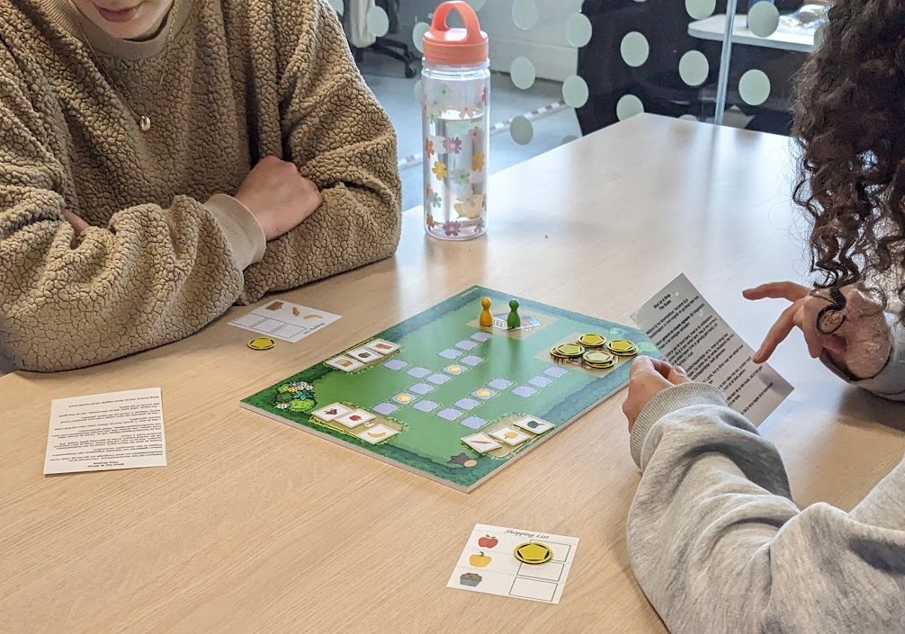 Foto van spelers die het spel 'Shut Up N Shop' spelen