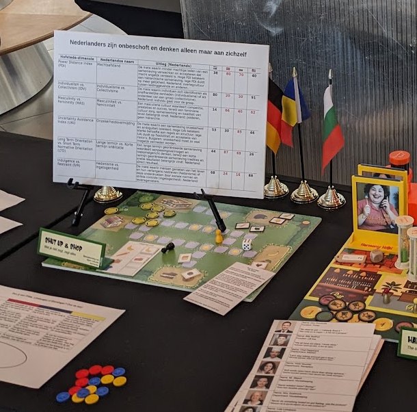 Bordspellen en kaarten uitgestald op een tafel